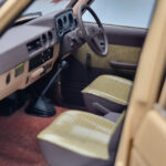 Toyota Land Cruiser 60 Bege Com Peças Opcionais Kyosho 1:18 - image 11 of 12