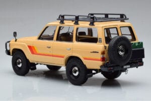 Toyota Land Cruiser 60 Bege Com Peças Opcionais Kyosho 1:18 08956XBE Metal - imagem 6 de 12