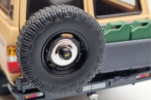 Toyota Land Cruiser 60 Bege Com Peças Opcionais Kyosho 1:18 08956XBE Metal - imagem 7 de 12