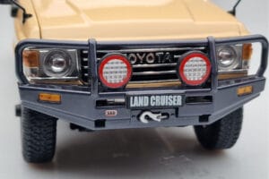 Toyota Land Cruiser 60 Bege Com Peças Opcionais Kyosho 1:18 08956XBE Metal - imagem 9 de 12