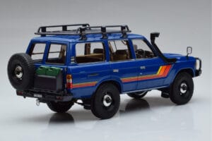 Toyota Land Cruiser 60 Azul Com Peças Opcionais Kyosho 1:18 08956XBL Metal - imagem 3 de 11
