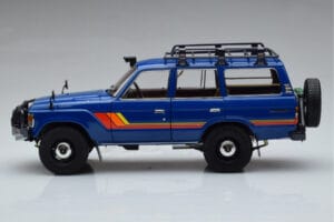 Toyota Land Cruiser 60 Azul Com Peças Opcionais Kyosho 1:18 08956XBL Metal - imagem 4 de 11