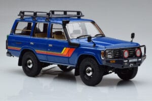 Toyota Land Cruiser 60 Azul Com Peças Opcionais Kyosho 1:18 08956XBL Metal - imagem 5 de 11
