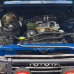 Toyota Land Cruiser 60 Azul Com Peças Opcionais Kyosho 1:18 - image 9 of 11