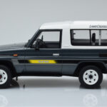 Toyota Land Cruiser LJ73 Cinzento Otto 1:18 - image 3 of 6