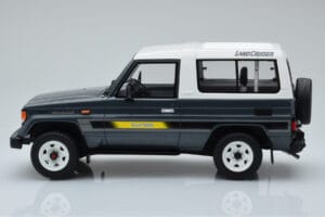 Toyota Land Cruiser LJ73 Cinzento Otto 1:18 OT437 Resina - imagem 3 de 6