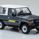 Toyota Land Cruiser LJ73 Cinzento Otto 1:18 - image 4 of 6