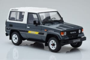 Toyota Land Cruiser LJ73 Cinzento Otto 1:18 OT437 Resina - imagem 4 de 6