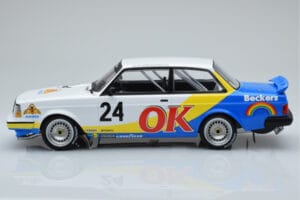 Volvo 240 Turbo Beckers #24 P.G. Andersson Nurburgring 1985 IXO 1:18 18RMC105A Metal - imagem 3 de 6