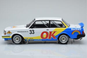 Volvo 240 Turbo Beckers #33 Andersson / Petersson / Linder ETCC Zolder 1985 IXO 1:18 18RMC105B Metal - imagem 3 de 6
