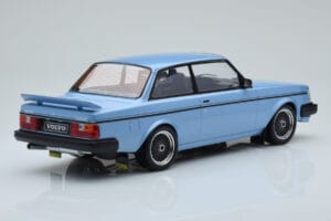 Volvo 240 Turbo Azul Claro IXO 1:18 18MCC090 Metal - imagem 2 de 6