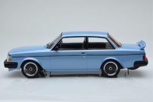Volvo 240 Turbo Azul Claro IXO 1:18 18MCC090 Metal - imagem 3 de 6