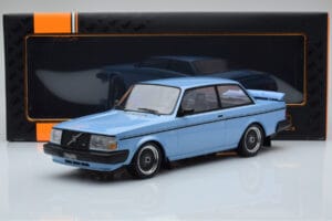 Volvo 240 Turbo Azul Claro IXO 1:18 18MCC090 Metal - imagem 6 de 6