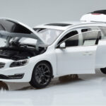 Volvo V60 D3 Crystal Branco FAW 1:18 - image 2 of 7