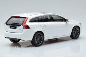 Volvo V60 D3 Crystal Branco FAW 1:18 9430840 Metal - imagem 3 de 7