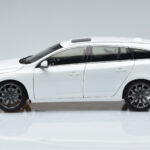 Volvo V60 D3 Crystal Branco FAW 1:18 - image 4 of 7