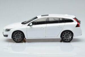 Volvo V60 D3 Crystal Branco FAW 1:18 9430840 Metal - imagem 4 de 7