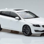 Volvo V60 D3 Crystal Branco FAW 1:18 - image 5 of 7