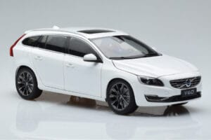 Volvo V60 D3 Crystal Branco FAW 1:18 9430840 Metal - imagem 5 de 7
