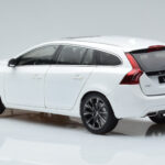 Volvo V60 D3 Crystal Branco FAW 1:18 - image 6 of 7