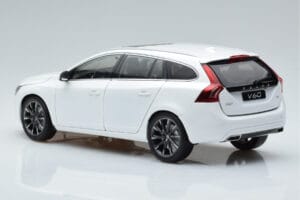 Volvo V60 D3 Crystal Branco FAW 1:18 9430840 Metal - imagem 6 de 7
