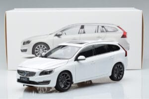 Volvo V60 D3 Crystal Branco FAW 1:18 9430840 Metal - imagem 7 de 7