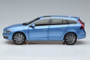 Volvo V60 D3 Power Azul FAW 1:18 9430839 Metal - imagem 4 de 7