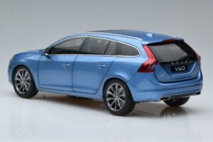 Volvo V60 D3 Power Azul FAW 1:18 9430839 Metal - imagem 6 de 7