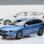 Volvo V60 D3 Power Azul FAW 1:18 9430839 Metal - image 7 of 7
