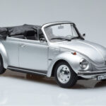 Volkswagen Beetle 1303 Cabriolet Prateado Norev 1:18 - image 4 of 6