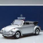 Volkswagen Beetle 1303 Cabriolet Prateado Norev 1:18 - image 6 of 6