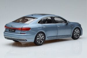 Volkswagen Passat B8 Azul FAW 1:18 ZVF000003A Metal - imagem 3 de 7