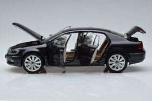 Volkswagen Phaeton V6 Mazeppa Cinzento Kyosho 1:18 08831MBK Metal - imagem 4 de 9
