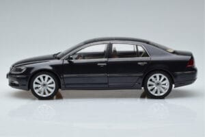 Volkswagen Phaeton V6 Mazeppa Cinzento Kyosho 1:18 08831MBK Metal - imagem 5 de 9