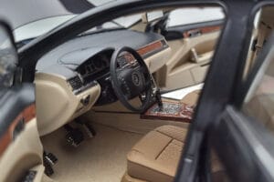 Volkswagen Phaeton V6 Mazeppa Cinzento Kyosho 1:18 08831MBK Metal - imagem 8 de 9