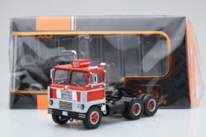 White 7400 Vermelho Prata IXO 1:43 TR170 Metal - imagem 5 de 5