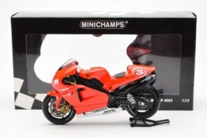 Yamaha YZR-M1 Marlboro Yamaha Team #3 M. Biaggi MotoGP 2002 Minichamps 1:12 122026303 Metal - imagem 4 de 4