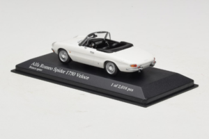 Alfa Romeo 1750 Spider Veloce Branco Minichamps 1:43 400120530 Metal - imagem 3 de 4