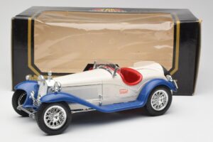 Alfa Romeo 2300 Spider Branco & Azul Bburago 1:18 3008-M1 Metal - imagem 6 de 6
