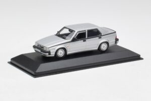 Alfa Romeo 75 3.0 V6 Prata Minichamps 1:43 400120461 Metal - imagem 2 de 4
