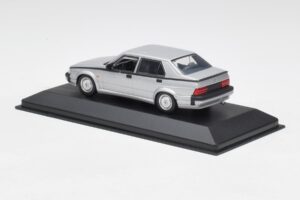 Alfa Romeo 75 3.0 V6 Prata Minichamps 1:43 400120461 Metal - imagem 3 de 4