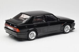 Alfa Romeo 75 Turbo Evoluzione Preto MCG 1:18 MCG18429 Metal - imagem 2 de 6