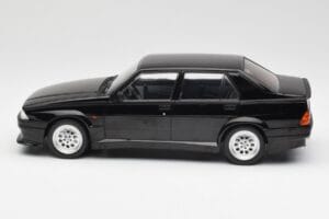 Alfa Romeo 75 Turbo Evoluzione Preto MCG 1:18 MCG18429 Metal - imagem 3 de 6