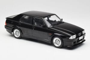 Alfa Romeo 75 Turbo Evoluzione Preto MCG 1:18 MCG18429 Metal - imagem 4 de 6