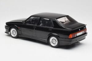 Alfa Romeo 75 Turbo Evoluzione Preto MCG 1:18 MCG18429 Metal - imagem 5 de 6