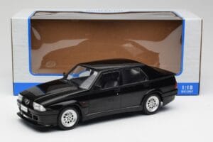 Alfa Romeo 75 Turbo Evoluzione Preto MCG 1:18 MCG18429 Metal - imagem 6 de 6