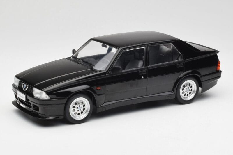 Alfa Romeo 75 Turbo Evoluzione Preto MCG 1:18 MCG18429 Metal