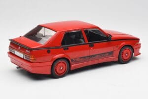 Alfa Romeo 75 Turbo Evoluzione Vermelho MCG 1:18 MCG18428 Metal - imagem 2 de 6