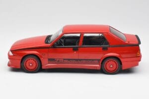 Alfa Romeo 75 Turbo Evoluzione Vermelho MCG 1:18 MCG18428 Metal - imagem 3 de 6