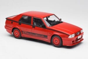 Alfa Romeo 75 Turbo Evoluzione Vermelho MCG 1:18 MCG18428 Metal - imagem 4 de 6